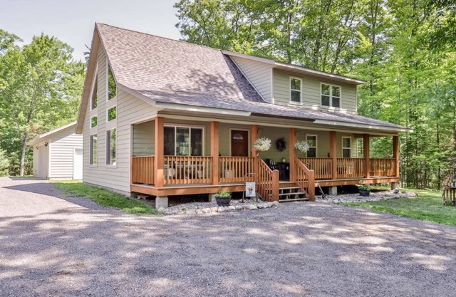 Lucky Bass Retreat | Lake Access, Game Room, Bikes, Big Yard, Firepit, AC