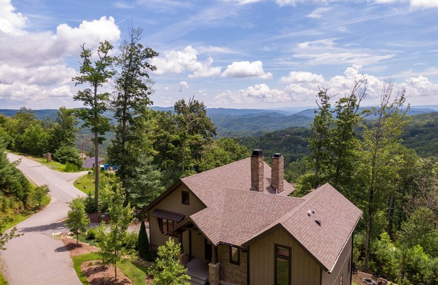 Lucky Landing - BRMC amenities, pets, views, hot tub, fire pit, game tables