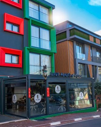 Lucky Monkey Midi Hotel