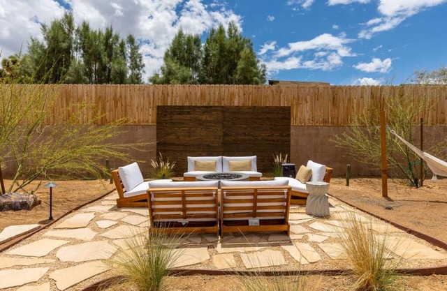 Lucky Moon Retreat Desert Oasis w Spa Pool