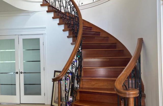 Lucky room, A comfortable bedroom with private bathroom close to YVR Richmond