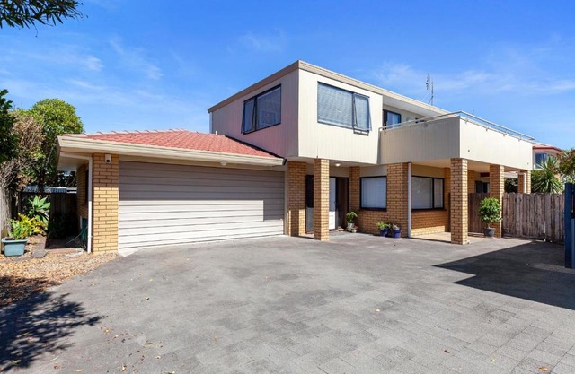 Lucy's House by the Beach - Mount Maunganui Holiday Home