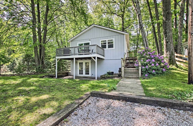 ¡NUEVO! Ludington Cottage w / Deck, Yarda y Fire Pit!