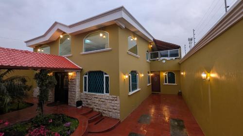 Lujosa casa cerca del aeropuerto en TUMBACO, en Quito