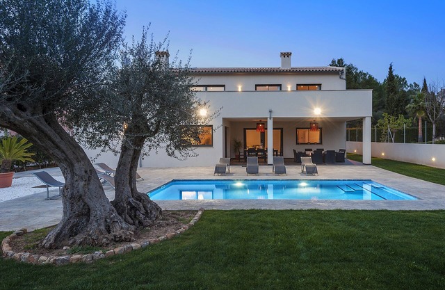Lujosa Villa Eulalia Romero situada en Mal Pas Alcúdia con Piscina