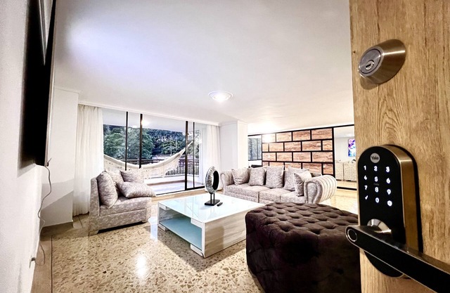 Lujoso, amplio apto en el barrio más seguro y lindo de Medellín (El Poblado)