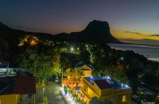 Lukshvilla private villa Le morne wind n kite surfers accomodation & car rental mauritius
