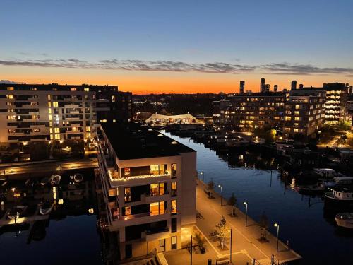 Luksuslejlighed på 7 sal med elevator, vestvendt altan og udsigt over havn og by