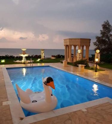 Luksuzna Vila ob plaži z bazenom