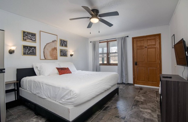 Lumber Jill Lodge #17 – King Bed Retreat