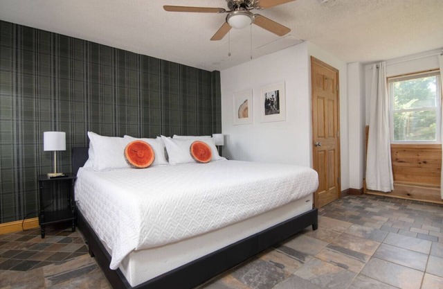 LumberJill Lodge #8 | Dog Friendly King Room