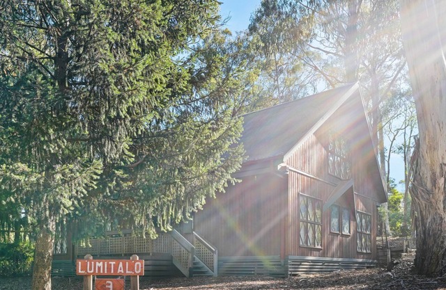 Lumi Talo - Retro quintessential two-story cedar lodge