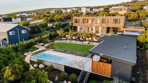 Lumiere-Stunning Coastal Retreat