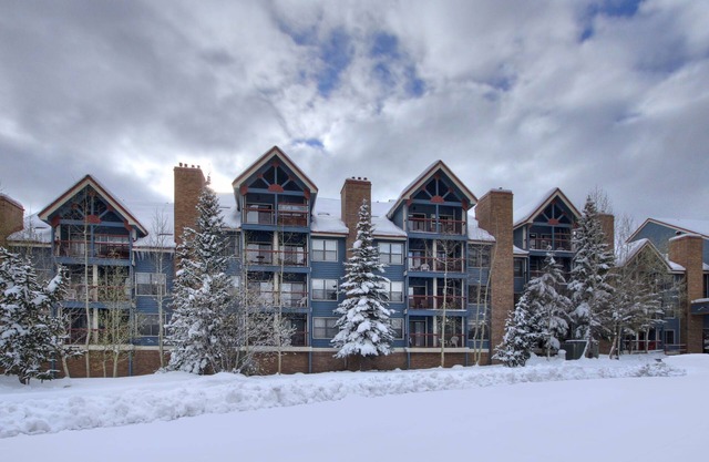 Luminous 2br 2ba - Upscale + Steps To Snowy Fun + Main St 2 Bedroom Condo by RedAwning