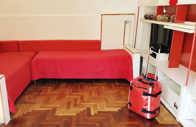 Casa luminosa con dos patios y una habitación cerca de Paso Square