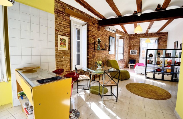 Luminous studio: On-St FREE parking/Carmen-440m/Wi-Fi/Metro-tram-280m/Lidl-350m.