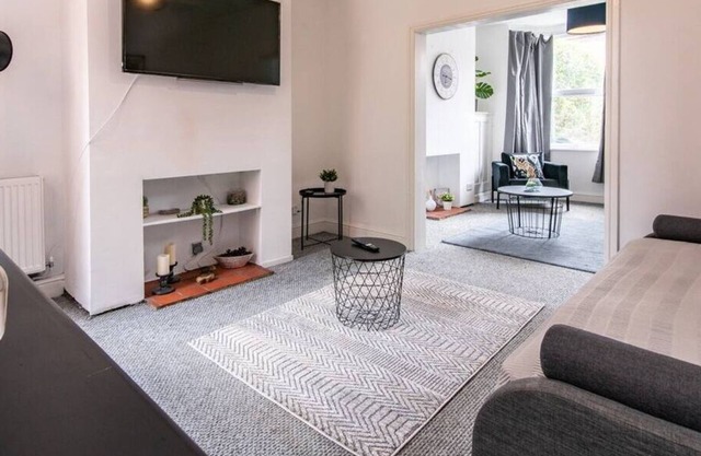 Lumley House - Delightful 2BR Terraced House near Birmingham