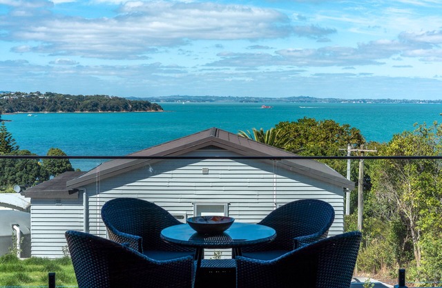 Luna Cottage - Ocean Views on Waiheke