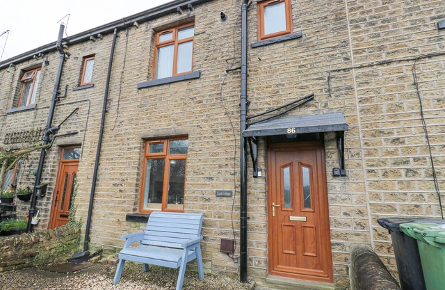 LUNA COTTAGE, pet friendly, with a garden in Holmfirth
