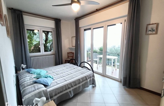 Apartamento Luna con maravillosas vistas al lago y olivos.