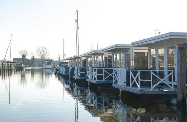Lush houseboat with roof terrace in Lemmer