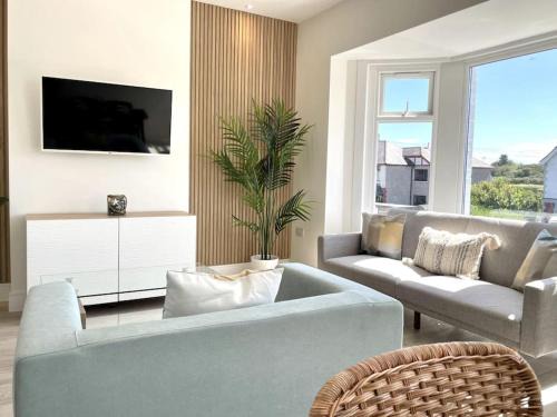 Lush Porthcawl Coney Beach 2 bedroom apt, Spacious, Parking, Prime Location