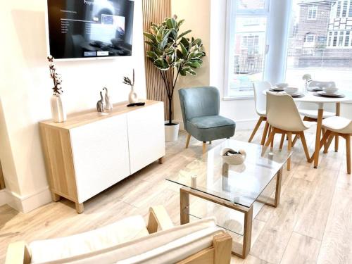 Lush Porthcawl Large Spacious 2 bedroom Apt, Parking, Garden access, Prime Location