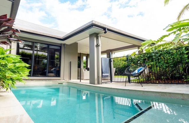 Lush Tropical Retreat Heated Pool King Bed Netflix