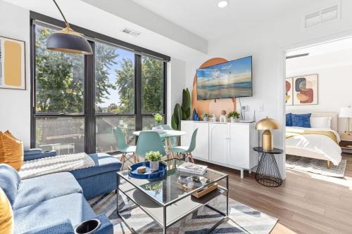 Lux 2BD Gym Rooftop Street Parking by DT UMN