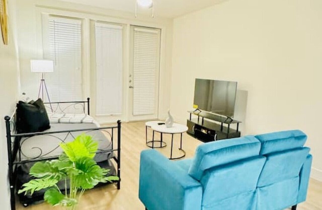 Lux 2BR 2Mi to Six Flags, La Cantera w/ Pool & Gym