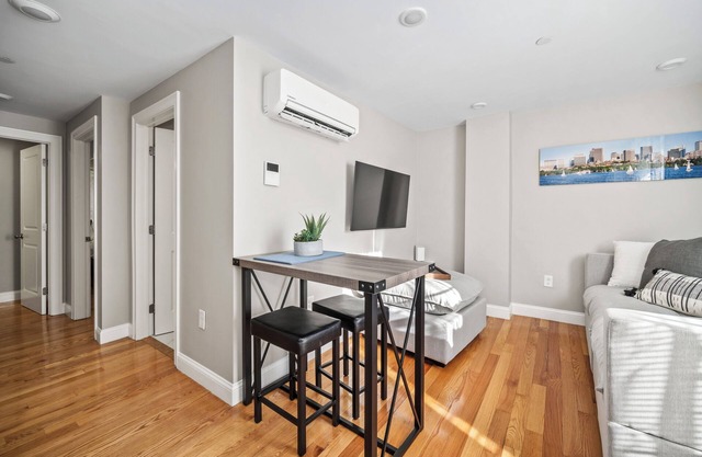 Lux 2nd floor 3brm/1bath