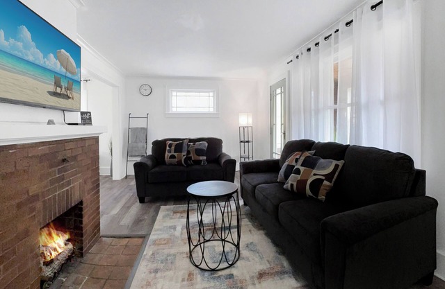 Lux 3BRKing Bed Parking Near UofR & Airport 1.5 BA