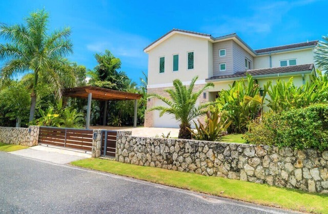 Lux 4 bd Ocean View House w/ Pool and Yoga Studio