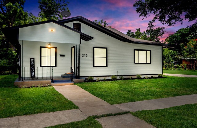 Lux 4-bedroom Oasis Home, amenities, minutes from downtown & major attractions