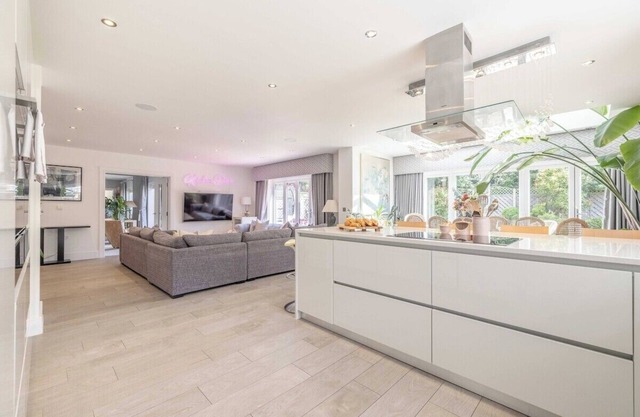 Lux 6-Bedroom Windsor Home|Large Garden|Driveway