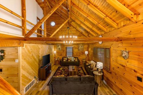Lux Cabin in Hocking Hills, Hot Tub, Game Rm, Movie Rm, Gas Firepit, BBQ