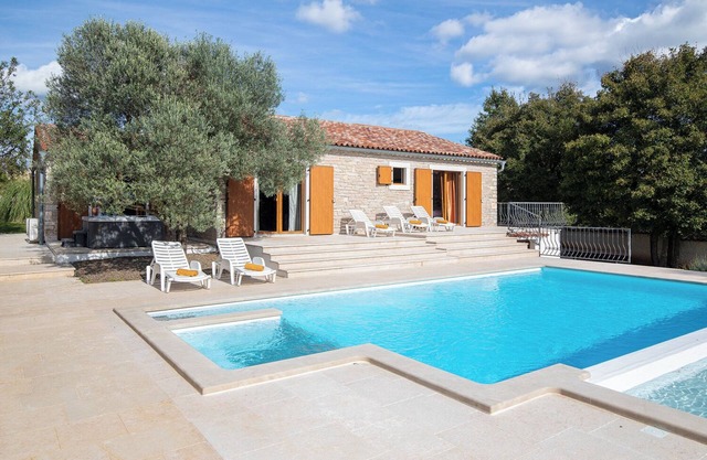 Villa de lujo con piscina exterior climatizada, jacuzzi, sauna, zona de barbacoa ..