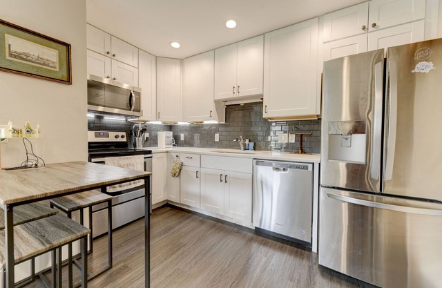 Lux Central Modern Spacious 1 bd 2 bath townhome