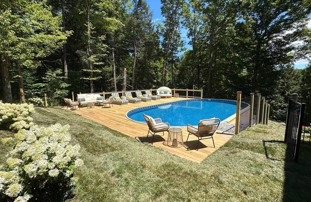 Lux Chalet-Ski View. 2 Fireplaces. Pool. Hot Tub. Sauna. 5 min from Windham Ski