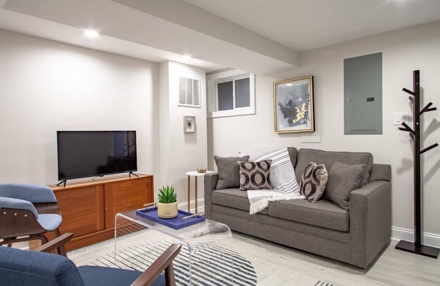 Lux CoHi Cove / Walk to METRO Sub, Shopping,& More
