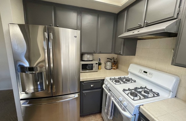 Lux Condo Large 1bd King.2 Parking.Laundry. Enclosed Patio. InstantHotH2o