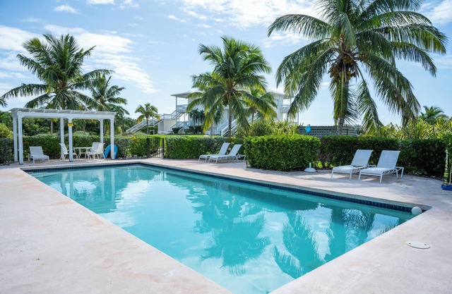 Nuevo condominio w / Htd piscina, playa privada, vista al mar 2, carrito de golf, kayaks, muelle