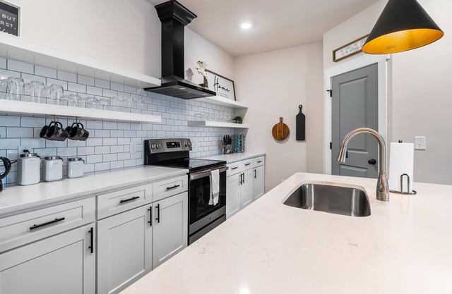 Lux Contemporary - 0.2 miles from South Charlotte - 10mins from NCAA games