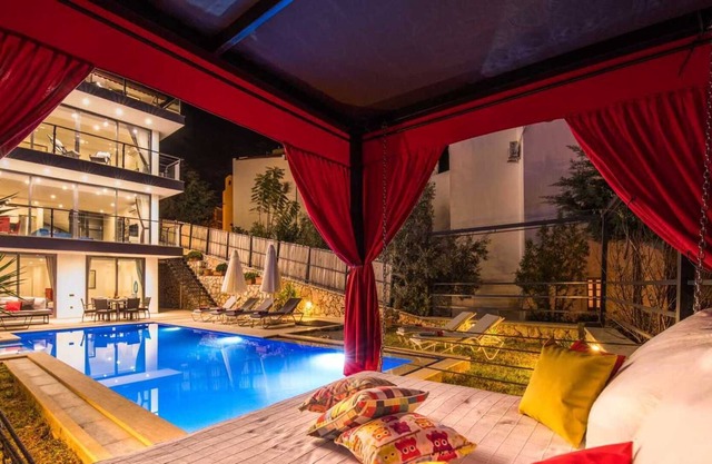 LUX HOLIDAY VILLA