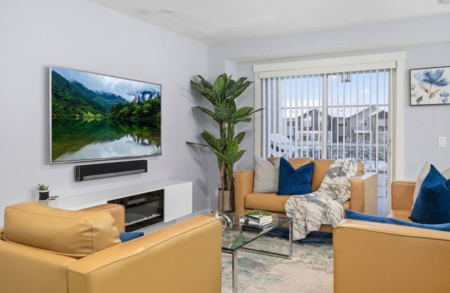 Lux Home Min to Airport - King Bd - 8 Guests - Private Garage