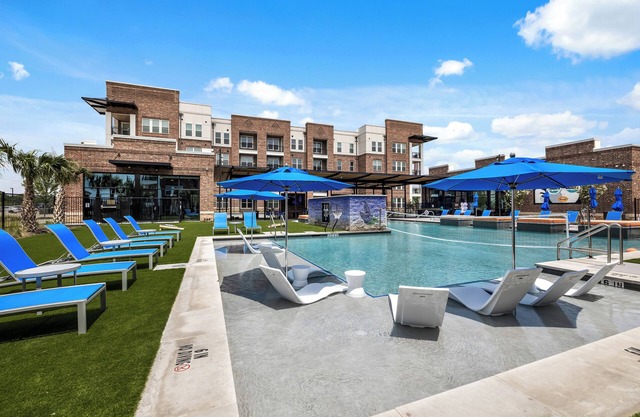 Lux King Bed,1 bedroom + den sleep area with 2 twin trundle bed, Pool view, DFW