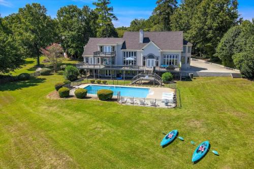 LUX Lakeside Retreat - Pool, Kayaks & Arcade Fun