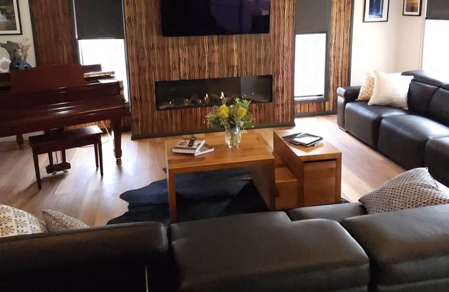 Lux Lakeview Haven: Chic 2-BR Home Central Highlands