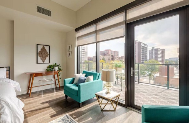 Lux Living in Cherry Creek Rooftop Pool and Free Parking