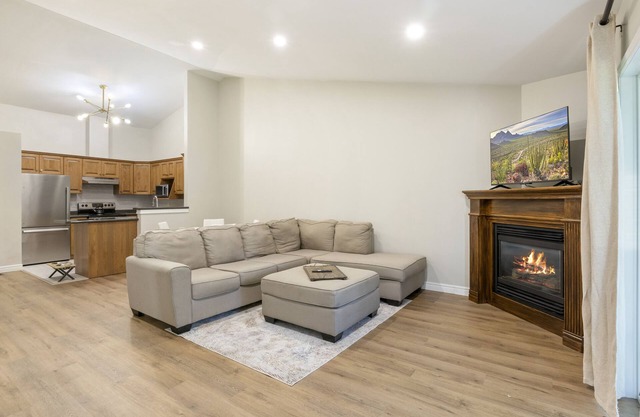 Lux. Modern Blue Heron Home Fireplace, Garage, Pet-Friendly, easily accessible!